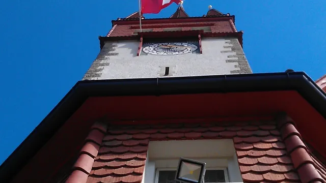 Kirche mit Schweizer Flagge (Foto: Christian Bleisch)