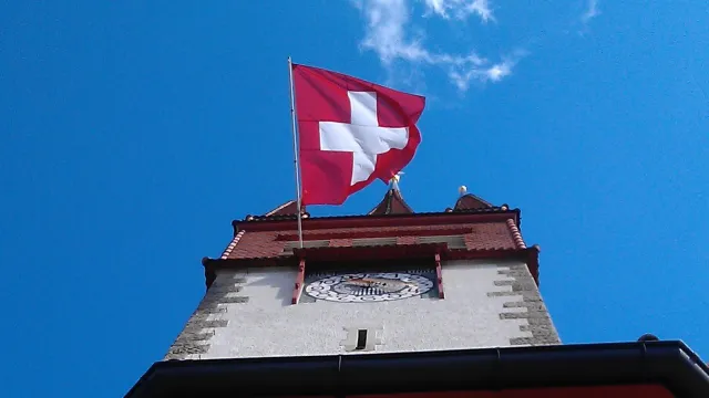 Kirche mit Schweizer Flagge (Foto: Christian Bleisch) Kirche mit Schweizer Flagge (Foto: Christian Bleisch)