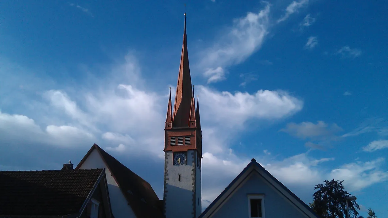 Kirchenturm mit Himmel (Foto: Christian Bleisch)